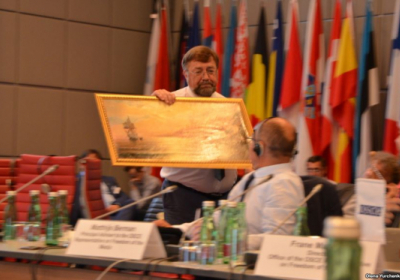 Советник представителя ОБСЕ не принял подарок от российского журналиста в Вене