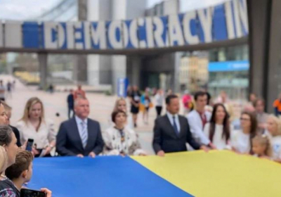 Перед Європейським парламентом розгорнули 30-метровий український стяг