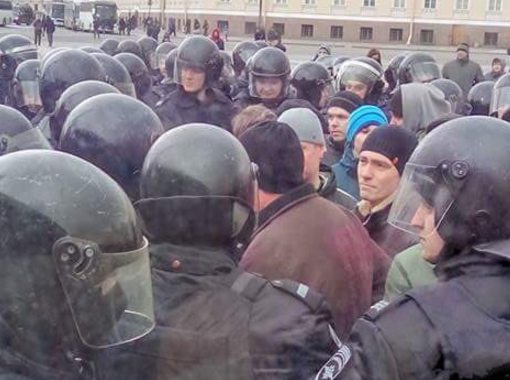 Около 30 оппозиционных активистов полиция задержала в Петербурге