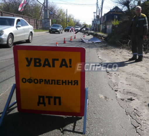 У Києві вантажівка збила електроопору і поїхала геть, – ФОТО