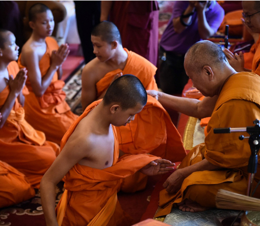 Спасенные из пещеры в Таиланде футболисты прошли посвящение в монахи