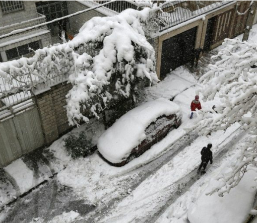 Из-за снегопада в Иране закрыли аэропорты и школы