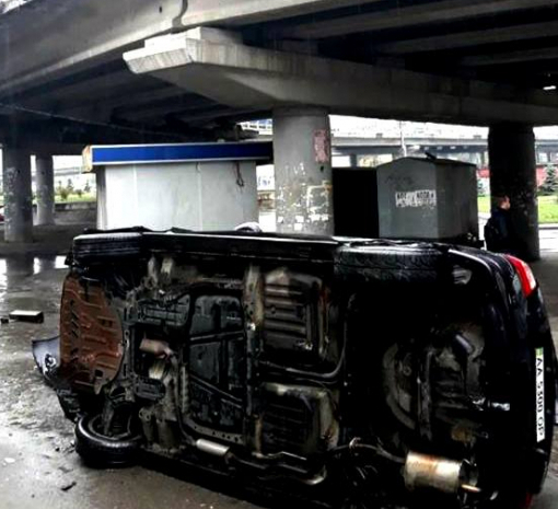 В Киеве авто упало с моста: пострадал ребенок