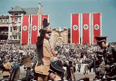 Знімок згодом потрапив до LIFE, зроблений особистим фотографом Гітлера на параді в 1939 році. Гітлер вітає пілотів люфтваффе, що боролися на стороні націоналістів Франсіско Франко в громадянській війні в Іспанії. Фото: Hugo Jaeger—Time & Life Pictures
