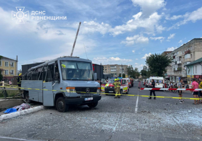 Біля Рівного потяг зіткнувся з маршруткою