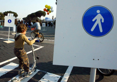 В Італії 5-річного хлопчика оштрафували за перевищення швидкості їзди на самокаті