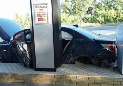 В Харькове водитель BMW врезался в авто и заправку, убегая от патруля