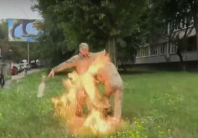 У Києві чоловік у військовій формі підпалив себе біля Міноборони, - ВІДЕО