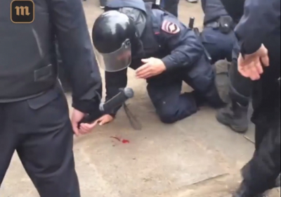 В России школьника подозревают в насилии над полицейским на акции 12 июня, потому что парень на него упал