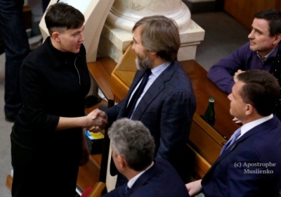 Надія Савченко потиснула руку Вадиму Новинському і зробила йому комплімент
