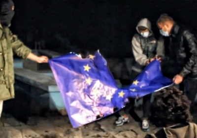 В Симферополе российские националисты надругались над флагом Евросоюза(видео) 