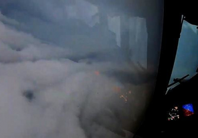 Исследовательский самолет пролетел через ураган Ирма - ВИДЕО