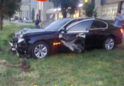У Києві водій BMW на великій швидкості протаранив припарковані авто