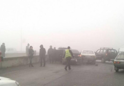 На Дніпропетровщині зіткнулись десять автівок через туман 