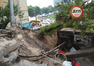 В Киеве из-за непогоды обрушился мост, - ФОТО