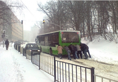 На зиму до Львова: люди штовхають машини і пішки йдуть на роботу