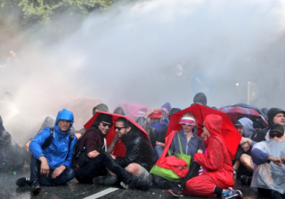 У Гамбурзі поліція водометами розганяє учасників мітингу проти саміту G20, - ФОТО

