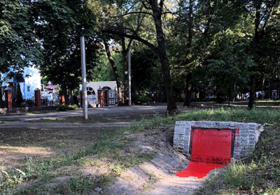 В Харькове злоумышленники облили краской памятник героям УПА