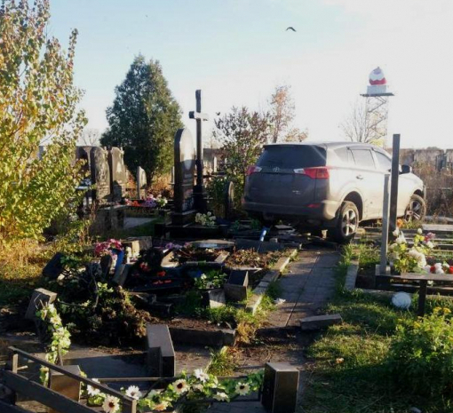 Священик пояснив, чому проїхався надгробками на кладовищі в Харкові
