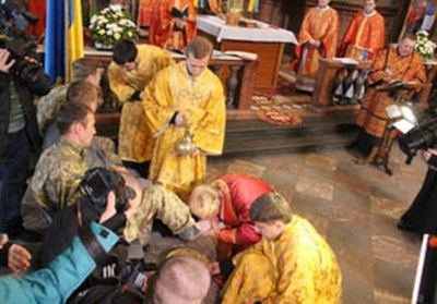 Во Львове епископ УГКЦ омыл ноги 12 бойцам, которые получили ранения на фронте