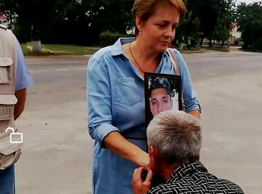 Под Киевом водителя маршрутки поставили на колени и заставили целовать руки матери участника АТО