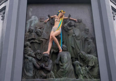Активістка FEMEN залізла на пам'ятник Володимиру під час хресного ходу УПЦ МП