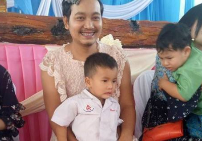 У Таїланді батько-одинак прийшов на шкільне свято у сукні, аби його сини відсвяткували День матері
