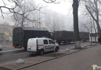 Нацгвардейцы выстраиваются у здания СБУ, где содержится Саакашвили - улицу перекрыто, - ВИДЕО
