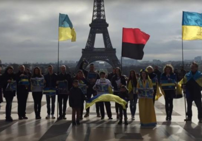 В Париже у Эйфелевой башни прошла акция «Крым - это Украина