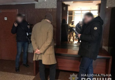 Сотрудника МинЖКХ задержали при получении $5 тысяч взятки