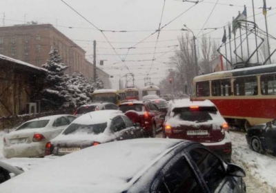 Київ стоїть у масштабних заторах через снігопад та масові ДТП, - ВІДЕО
