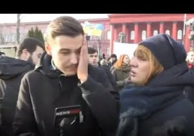 В Киеве активист плюнул в лицо журналисту NewsOne