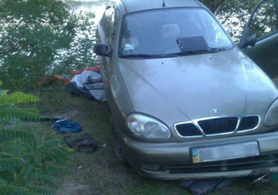 На Десне автомобиль скатился с холма и убил туриста