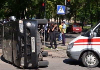 У Миколаєві потрапив в аварію мікроавтобус, в якому перевозили врадіївського ґвалтівника (фото)