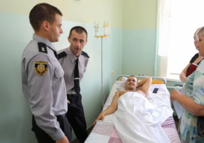 Поліцейського, який затримував графітчика у Львові, нагородили пістолетом і квартирою