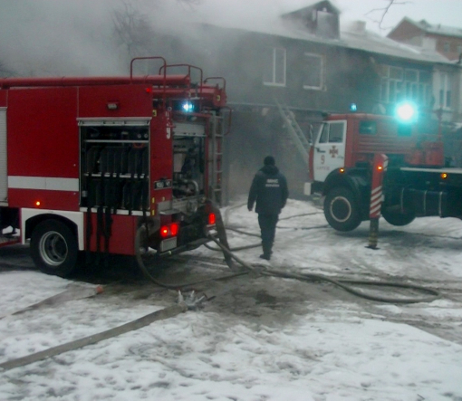Харьковский пожарный в нерабочее время спас от огня спящих жильцов дома