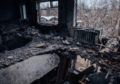 28 февраля 2015 Фото: Макс Авдеев / «Медуза»Пятиэтажный дом, разрушенный в результате прямого попадания снаряда. Проломлены три этажа.