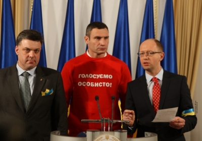 Оппозиция уговаривает Кокса и Квасьневского дать Януковичу шанс одуматься