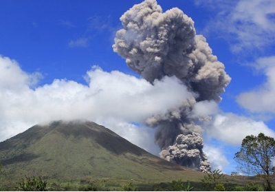 В Індонезії оголосили тривогу через виверження вулкану