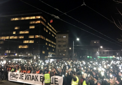 Тысячи сербов вышли на улицы Белграда в годовщину убийства оппозиционного политика
