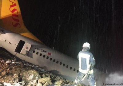 В Турции самолет при посадке чуть не упал в море