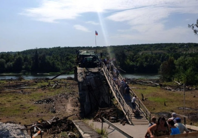 Зеленский объявил о начале восстановления моста в Станице Луганской