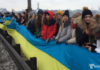 В Киеве в честь Дня соборности развернули 30-метровый флаг Украины