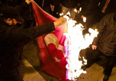 Анкара возмущена тем, что в Греции на демонстрации сожгли турецкий флаг