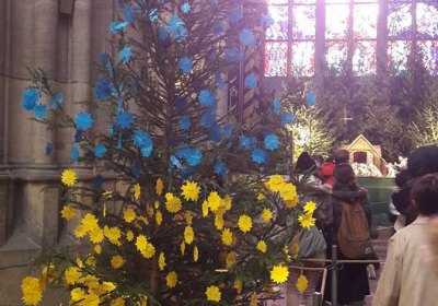В главном соборе Чехии елку украсили в цветах флага Украины, - ФОТО