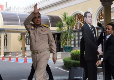 Премьер Таиланда принес на пресс-конференцию свою 