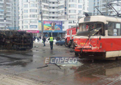 ДТП у Києві: трамвай через зіткнення з вантажівкою зійшов з рейок