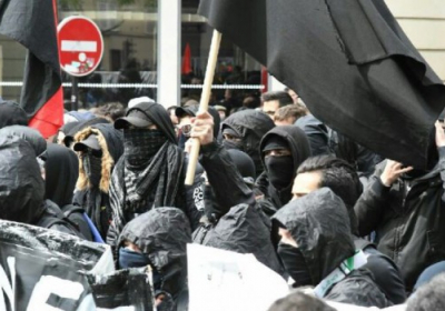 В Париже на первомайском шествии произошли столкновения - ВИДЕО