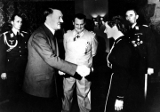 Льотчиця-випробувач капітан Ханна Райтш потискує руку канцлеру Німеччини Адольфу Гітлеру після отримання нагороди «Залізний хрест» II ступеня в берлінській рейхсканцелярії. Льотчиця отримала цю нагороду за заслуги в розвитку військової авіації. На задньому плані в центрі стоїть рейхсмаршал Герман Герінг, а на задньому плані праворуч - генерал-лейтенант Карл Боденшатц. Фото: AP Photo