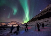 "Мисливці за північним сяйвом". Фотографи знімають полярне сяйво на Лофотенських островах у Норвегії. Фото: Mark Gee / National Geographic Traveler Photo Contest
